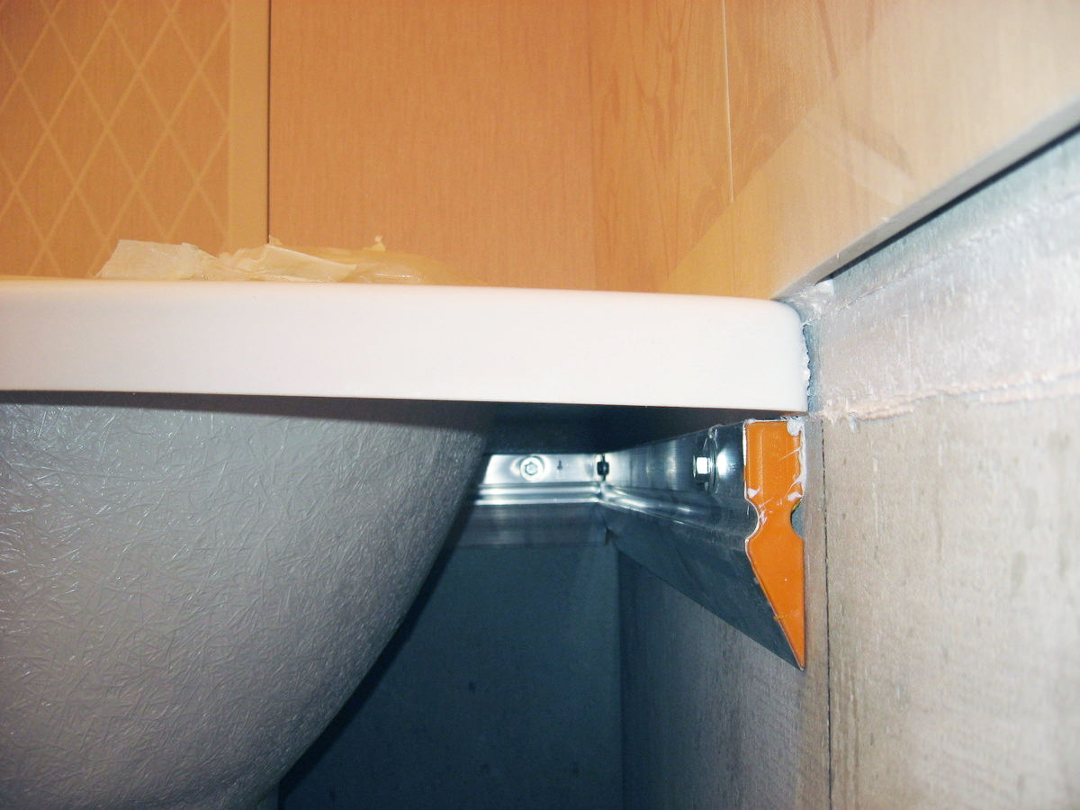 Как повесить ванну на стену. Крепеж ванны к стене щ0000031497. Крепеж к стене для акриловой ванны с895. Профиль для крепления акриловой ванны к стене. Крепеж ванны к стене Тритон.